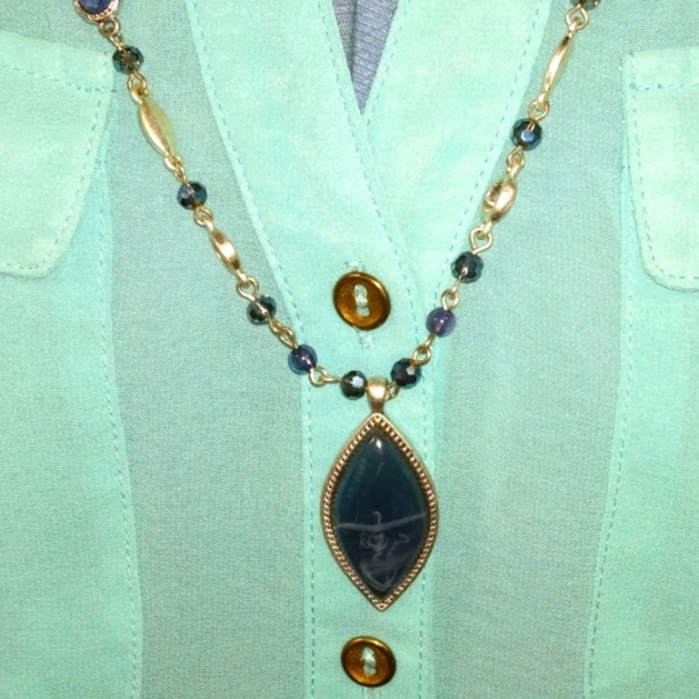 3-8-14 tag says vintage American blue pendant & oborbs Silverstone a little wear